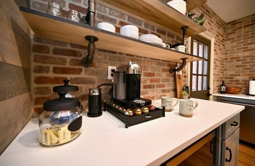 Oakhurst House | Backstage Gallery House