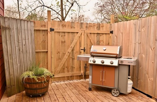 Oakhurst House | Backstage Gallery House