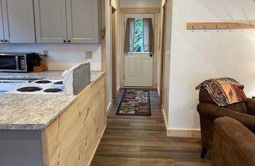 Greenville Cabin | Baker cabin|Downtown Greenville-Moosehead Lake|WIFI|Pets Ok|2 cabins available