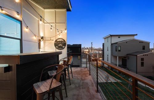 Talbot's Corner House | Balcony Bar, Grill & Firepit with a View and Sleeps 16 Only 8 to Broadway
