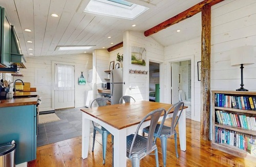 Boothbay Harbor Cabin | Bay Cabin- Beautifully updated cabin near town & Barrett
