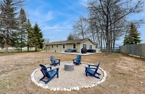 Suttons Bay House | Bay Getaway