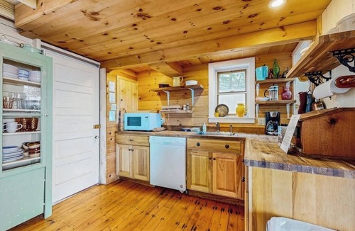 Boothbay Harbor Cabin | Bayfront cottage with fantastic views & minutes to downtown - Dog-friendly