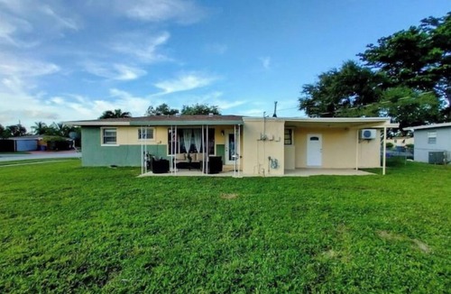 West Park House | Be Our Guests! Cozy 3/2 w/Oversized Yard Awaits