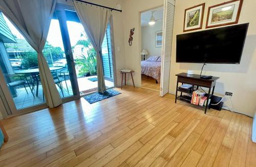 Punaluu Apartment | Beachfront 1 Bedroom Condo with Private Beach, Pool, Hot Tub