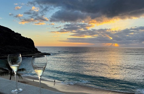 Makaha Condo | Beachfront condo in Waianae, breathtaking view, newly renovated, Mākaha Shore