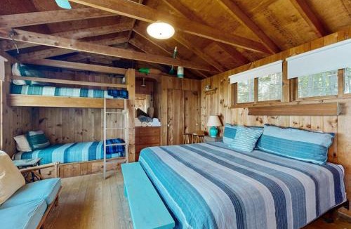West Southport House | Beachfront Delight with detached guesthouse, private beach access, Dog-friendly