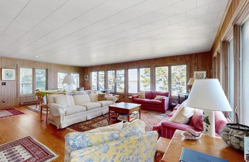 West Southport House | Beachfront Delight with detached guesthouse, private beach access, Dog-friendly