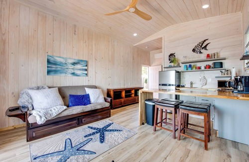 Carrabelle Cottage | Beachfront Retreat w/Dock in Lanark Village!