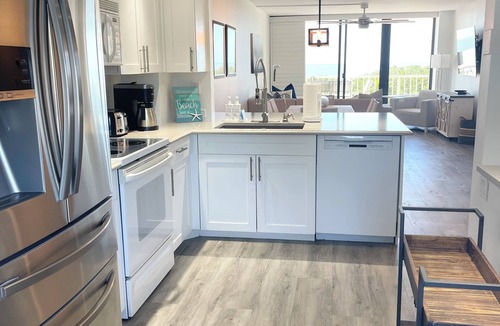 Marco Island Condo | 🏖 Beachfront Weekly Rental, Marco Island, Pool, Pickleball, Romantic Escape