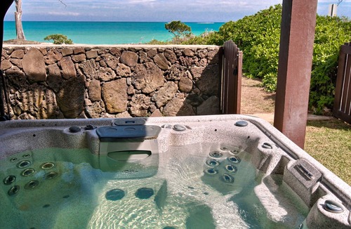Waimanalo House | BEACHFRONT with Hot Tub! White Sand Beach with Sandy Bottom Bay Sleeps 8-18