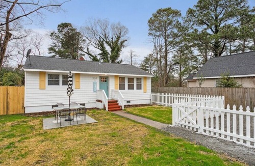 Buckroe Beach House | Beachside Escape: 1/2 mile from beach for family getaway