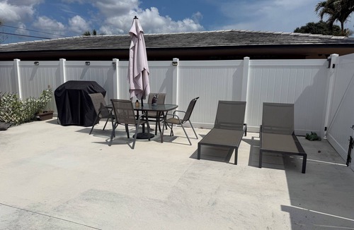 Jupiter House | Beachtime! Charming 1-bedroom trailer w/WiFi & AC & Hotwater Jupiter/Tequesta