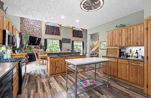 Kendall House | Beagle Beach + Hot Tub + Pontoon rental available