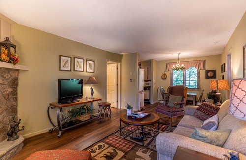 Blowing Rock Condo | Bear Pause - 2br 2 ba Condo - Walk to Downtown Blowing Rock - Two Master Suites