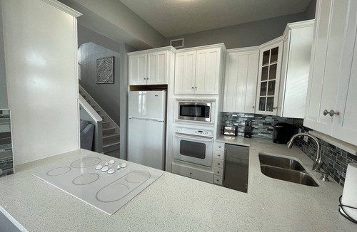 Pirates Beach West House | Beautiful 5 Bedroom with Private Pool and Hot Tub! Steps from the Beach!