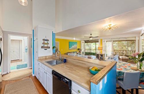 Maunaloa House | Beautiful Beachfront Townhouse 3bdrm 2bth with outside day bed OR overflow bedroom