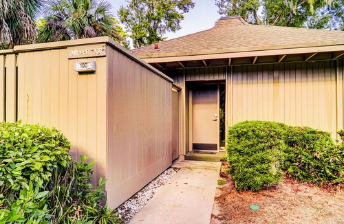 Sea Pines Condo | Beautiful condo with balcony, grill & washer/dryer - near shops & dining
