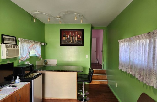 McCully - Moiliili House | Beautiful & Convenient 1 Bedroom/living Room With Free Parking!