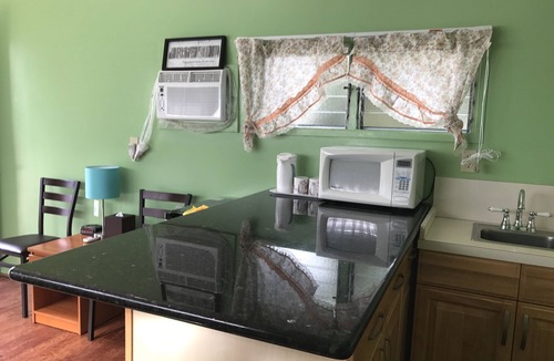 McCully - Moiliili House | Beautiful & Convenient 1 Bedroom/living Room With Free Parking!