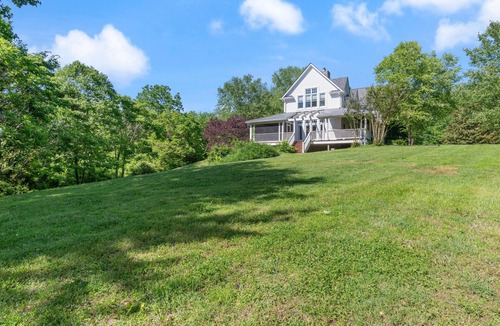 Thompson's Station House | Beautiful Home on a Quiet Lot, Sleeps 14, Treehouse & Game Room!