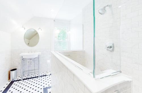 Wiscasset House | Beautiful home with Ping-Pong, fast WiFi & W/D - walk to dining