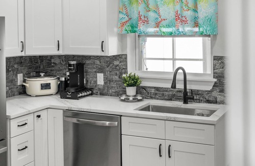 Tropic House | Beautiful Melbourne Home w/Cozy 3BR, Private backyard & Screened-in Patio! 🌴