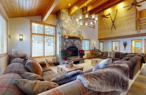 Salt Lake Mountain Resorts House | Beautiful ski chalet with gourmet kitchen theater room & private hot tub