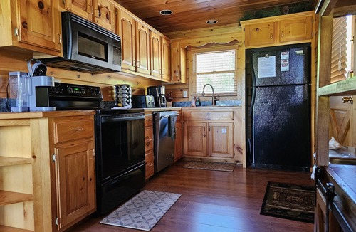 Sevierville Cabin | BEAUTIFUL view-2 Hot Tubs-Resort Pool-3 miles to Parkway, 5 miles to Dollywood