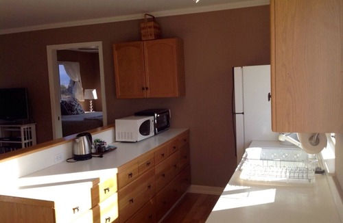 Kamuela Cottage | Beautiful Views. Close to Beach + Close to Waimea Town.