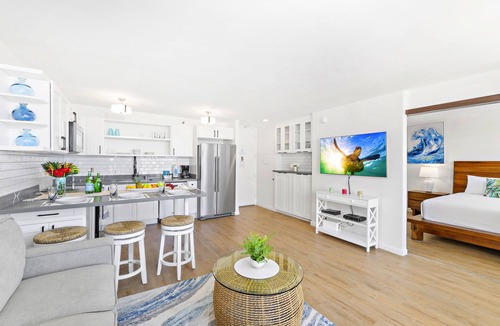 Waikiki Condo | Beautifully Remodeled Ocean View Condo + Parking