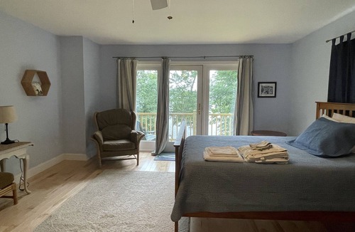 Rome House | Belgrade Lakes House Beachfront. Cozy Open Concept. great for Families.
