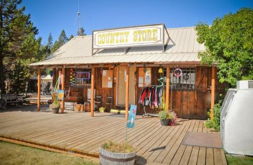 Three Rivers Resort | Bend-Sunriver Camping Resort 24 ft. Yurt 16