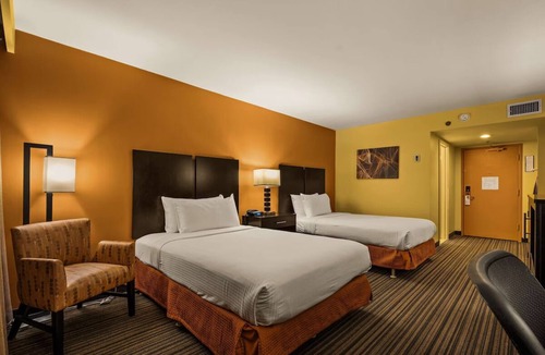 Western Honolulu Hotel | Best Western The Plaza | Standard Room 2 Double Beds | Swimming Pool