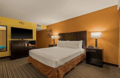 Western Honolulu Hotel | Best Western The Plaza | King Bed with City View | Free Breakfast and Shuttle