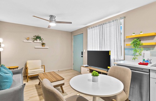 McCully - Moiliili Apartment | Blissful Honolulu Oasis: Renovated & Modern w/AC