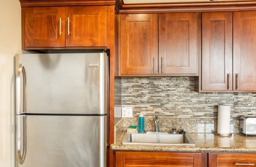 Waikiki Condo | Block to Beach! Koko Resorts at the Waikiki Banyan 21st Floor Deluxe Pool View, Free Parking & Wifi