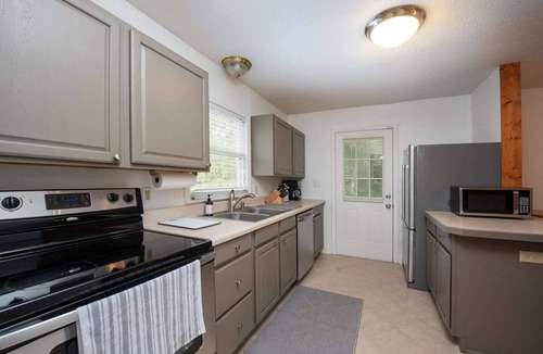 East End - Valley Street House | Blue Bird Bungalow - Cozy South Slope Home