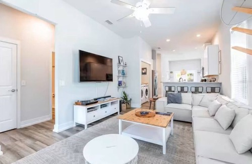 Pleasant Street House | Blue Bungalow · Walk Downtown · Near UF & Shands · Fenced Yard · PS5