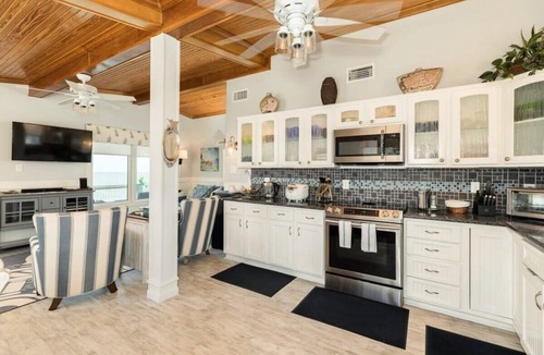 San Luis House | Bluewave Paradise - Huge Deck Overlooking the Sea!