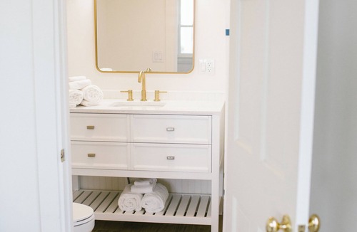 Boothbay Harbor Hotel | Boothbay Harbor King Suite - Room 1 at Greenleaf Inn - Balcony, Harbor Views!
