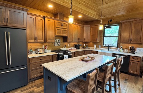 Townsend Cabin | Bourbon Bear ~ A Luxury Cabin ~ Rustic, Charming & Cozy in the Heart of Townsend