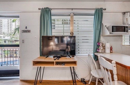 Waikiki Apartment | Brand New Floors & Cabinets - Waikiki Close to Beaches and Shopping