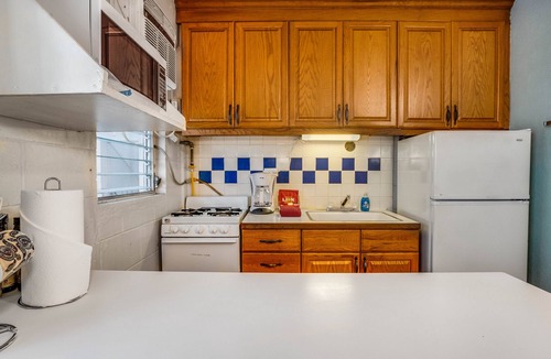 Waikiki Apartment | Brand New Floors & Cabinets - Waikiki Close to Beaches and Shopping