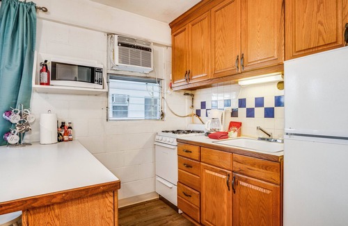 Waikiki Apartment | Brand New Floors & Cabinets - Waikiki Close to Beaches and Shopping