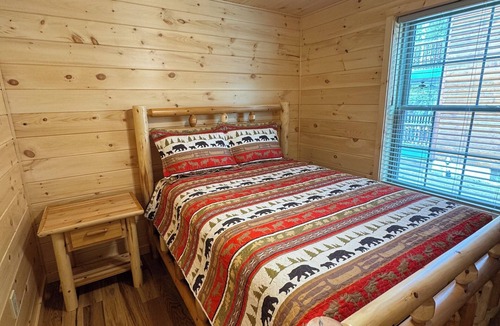 Inlet Cabin | BRAND-NEW LAKEFRONT LODGE Black Bear Lodges - The Bear's Lair Lodge