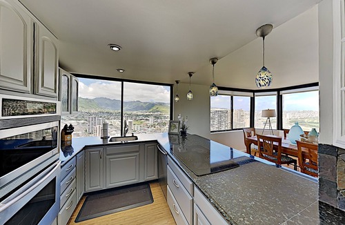 McCully - Moiliili Condo | Breathtaking Hawaiian Monarch Penthouse | Views!