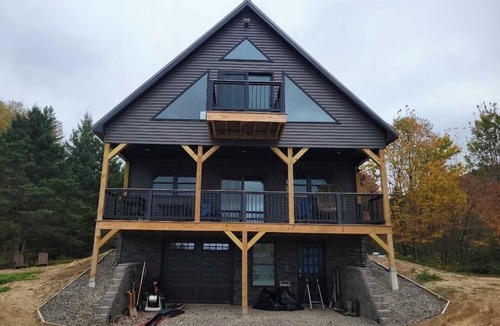 Stratton Ski Chalet | Breeze & Blue Mountain Cabin: SLEEPS UP TO 12, Newly built, Near SUGARLOAF MTN.