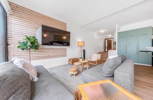 Downtown Honolulu Apartment | Bright Beach Style Condo Steps to Pool, Hot Tub and Parking