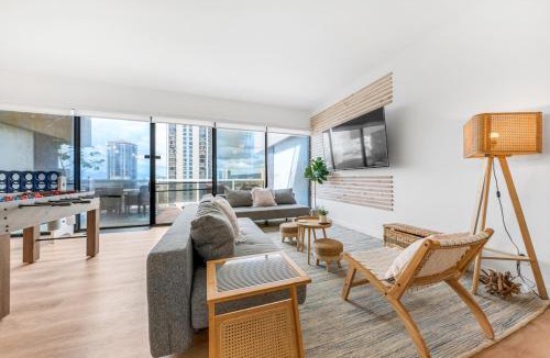 Downtown Honolulu Apartment | Bright Beach Style Condo Steps to Pool, Hot Tub and Parking